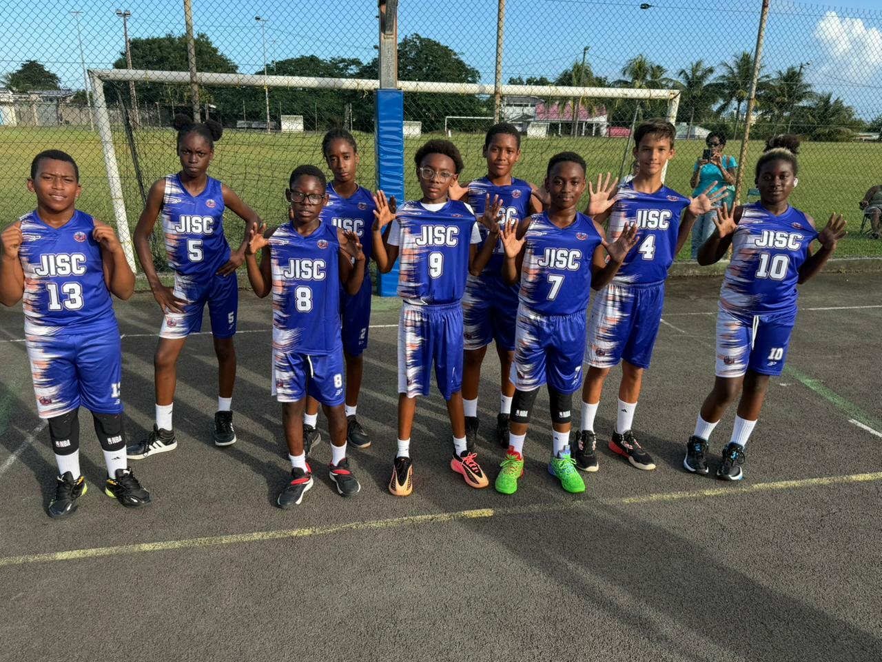 Pour leur premier match sous leurs nouveaux maillots, les U13 poursuivent leur série de victoires.